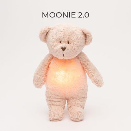 MOONIE ORGANIC 2.0: Приятелче за спокоен сън от органичен памук с нощна лампа и успокояващи звуци - МЕЧО "ROSE"