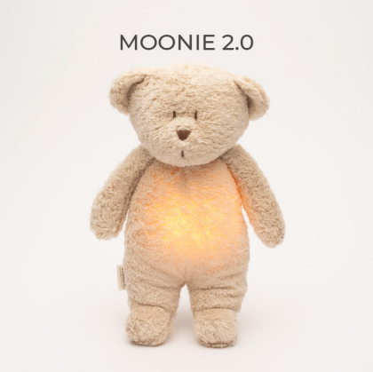 MOONIE ORGANIC 2.0: Приятелче за спокоен сън от органичен памук с нощна лампа и успокояващи звуци - МЕЧО "SAND"