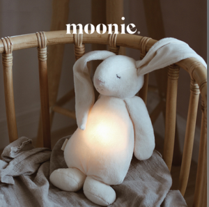 MOONIE: Приятелче за спокоен сън с нощна лампа и успокояващи звуци - ЗАЙО "SILVER"
