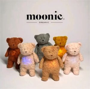MOONIE ORGANIC 2.0: Приятелче за спокоен сън от органичен памук с нощна лампа и успокояващи звуци - МЕЧО "ROSE"