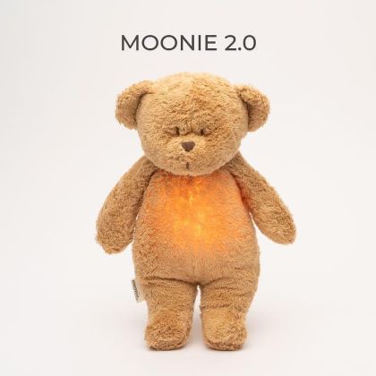 MOONIE ORGANIC 2.0: Приятелче за спокоен сън от органичен памук с нощна лампа и успокояващи звуци - МЕЧО "CAPPUCCINO"