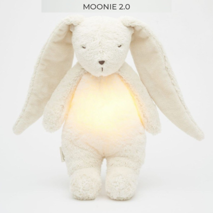 MOONIE ORGANIC 2.0: Приятелче за спокоен сън от органичен памук с нощна лампа и успокояващи звуци - ЗАЙО "POLAR"