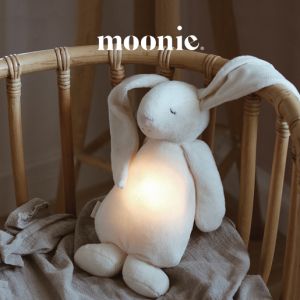 MOONIE 2.0: Приятелче за спокоен сън с нощна лампа и успокояващи звуци - ЗАЙО "CREAM"
